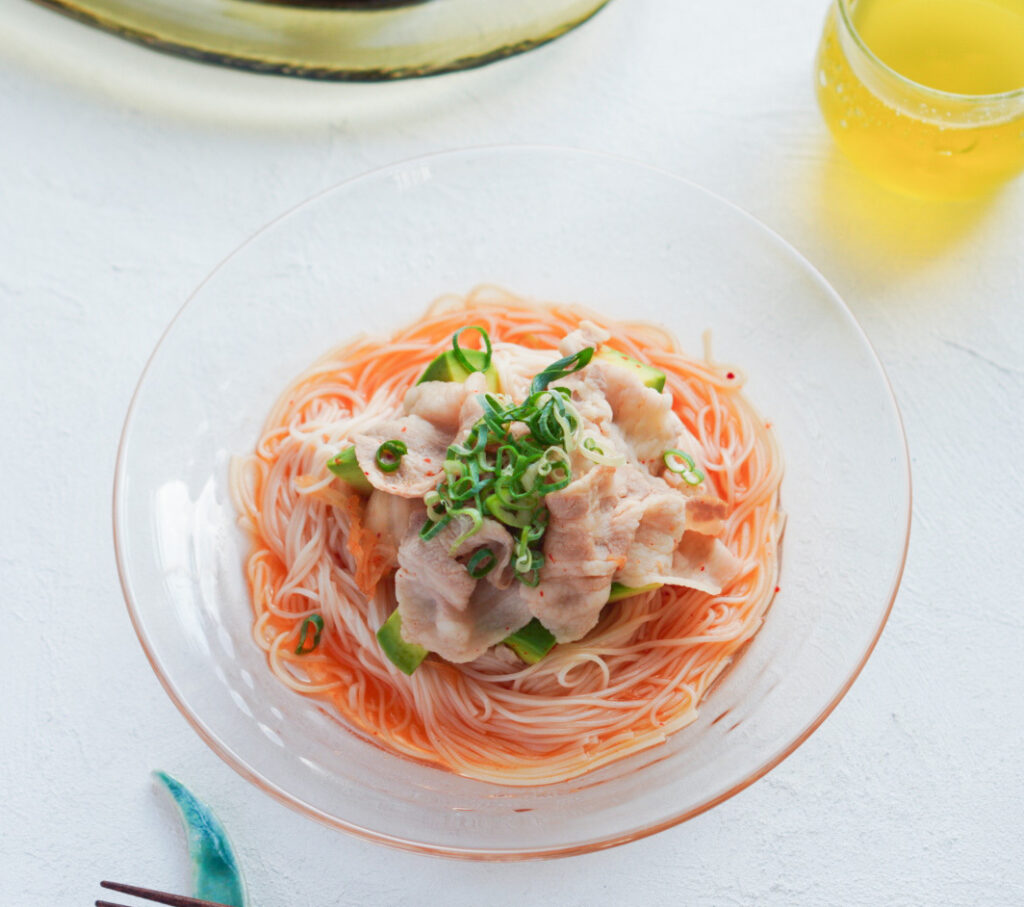 ピリ辛とまろやかの絶妙ハーモニー！｜豚キムチそうめん🐷🥑
