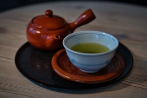急須と湯のみに入った緑茶（イメージ）