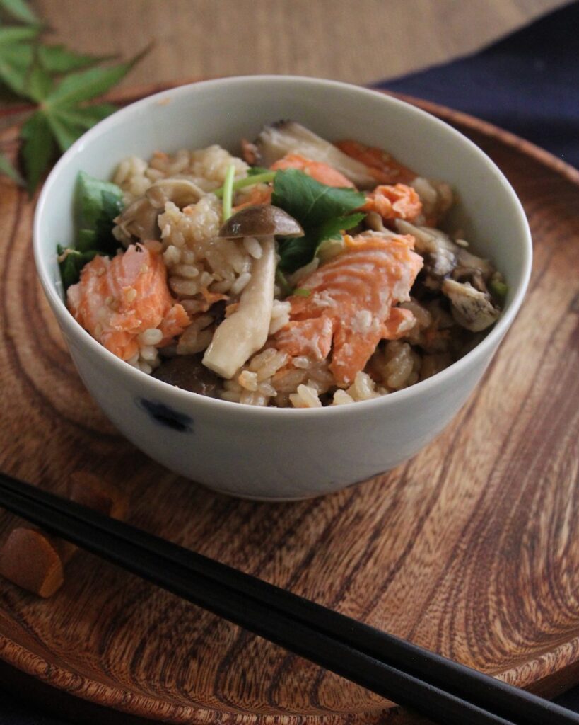 茶碗に盛った鮭ときのこの炊き込みご飯