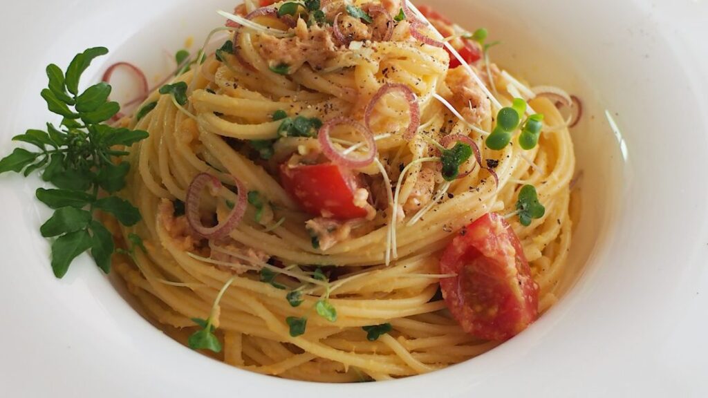 ミニトマトとスプラウトをのせた冷製パスタ