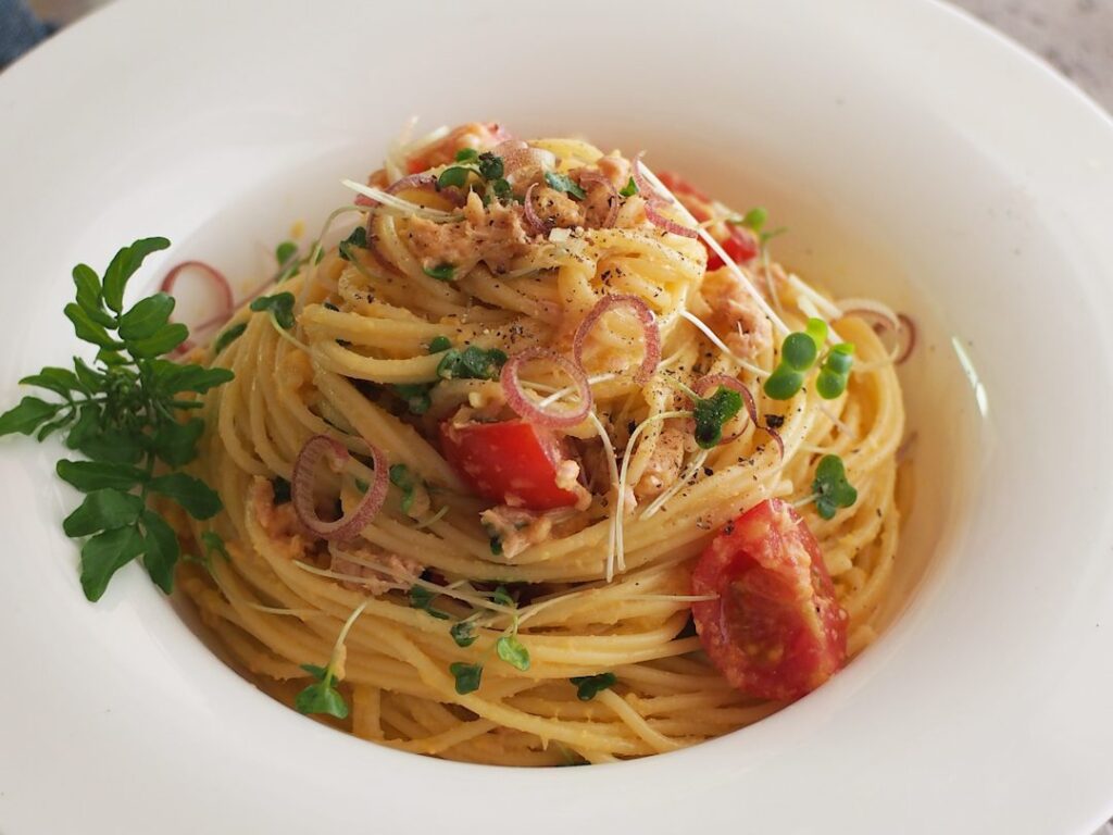白い深皿に盛ったツナとトマトの冷製パスタ