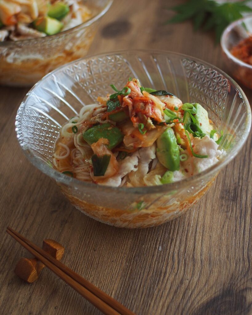 ガラスの器に盛った豚キムチそうめんと箸