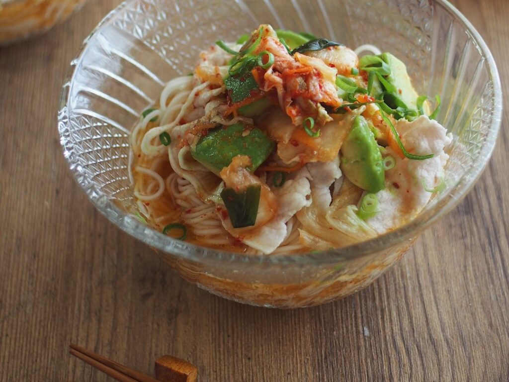 ガラスの器に盛った豚キムチそうめん