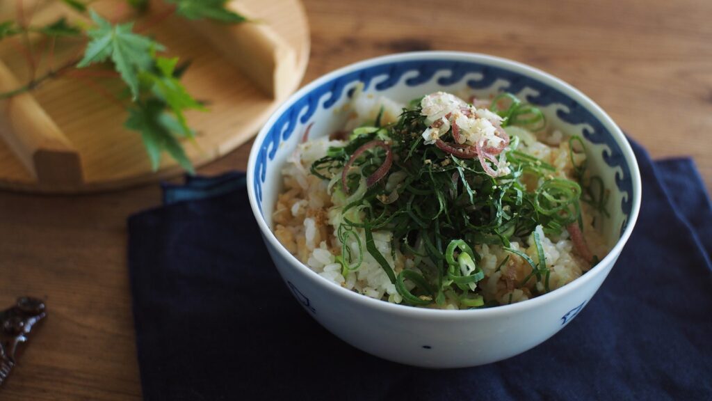 紺のクロスの上に置いた混ぜご飯