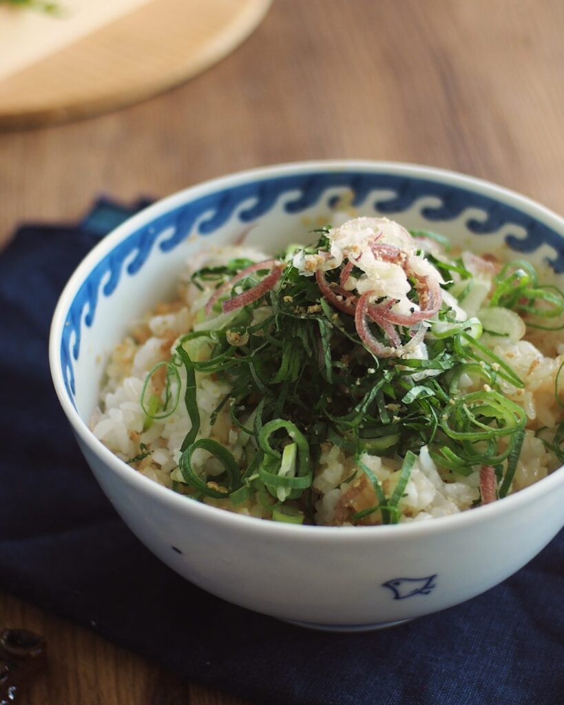 ねぎと大葉、みょうがをのせた混ぜご飯