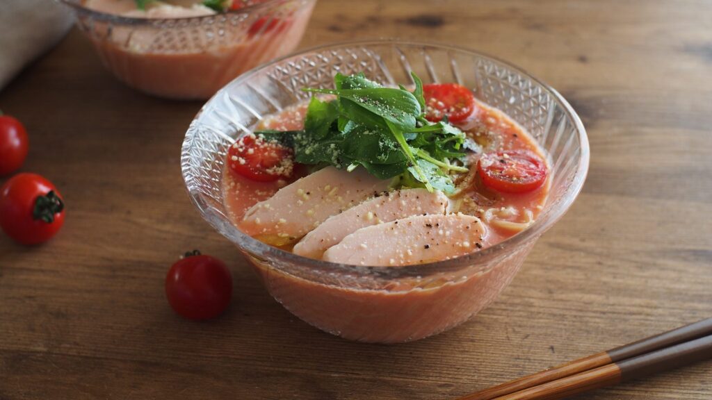 鶏肉とミニトマトをのせた冷やしトマトクリーム麺