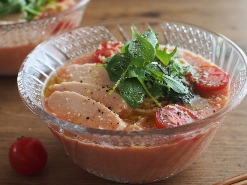 ガラスの器に盛った冷やしトマトクリーム麺