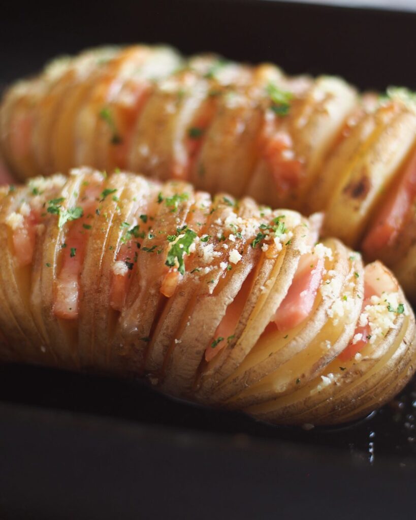 切り込みを入れて焼いたじゃがいも