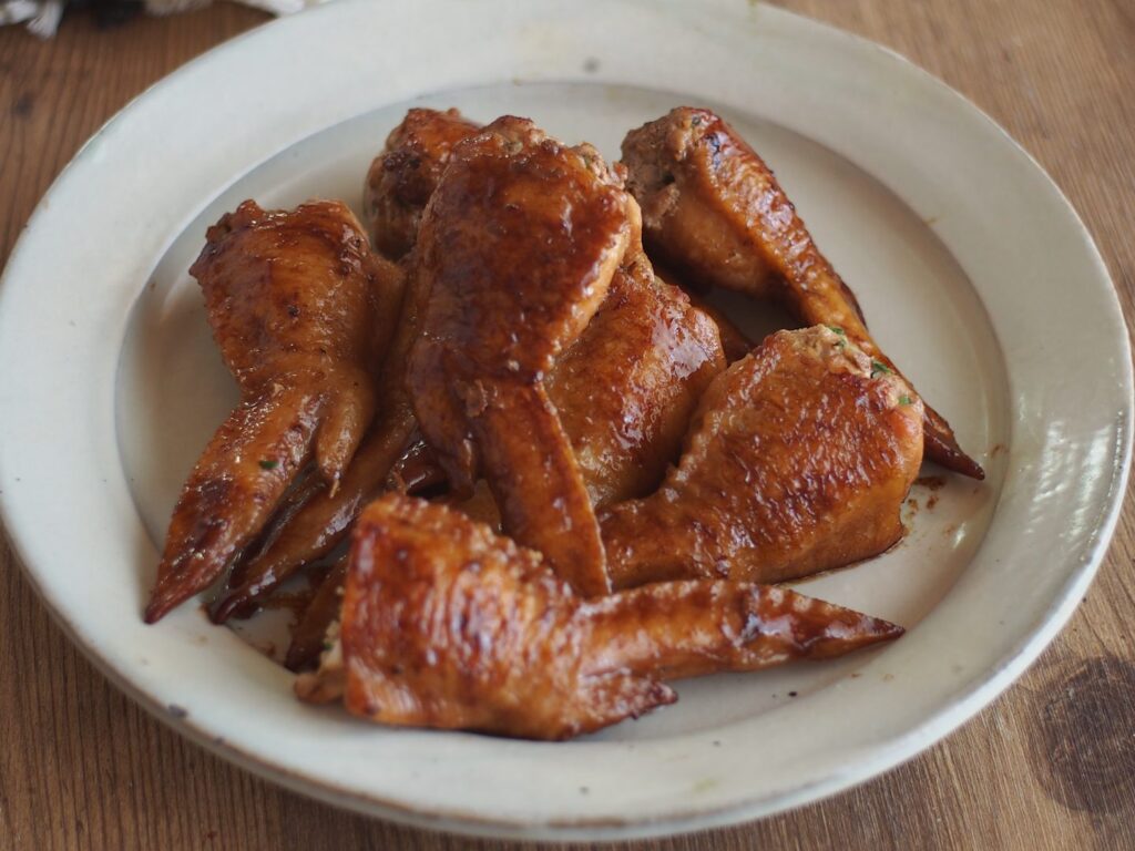 皿に盛った鶏手羽餃子