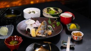 和食の小鉢と焼き魚が並ぶ食卓（イメージ）