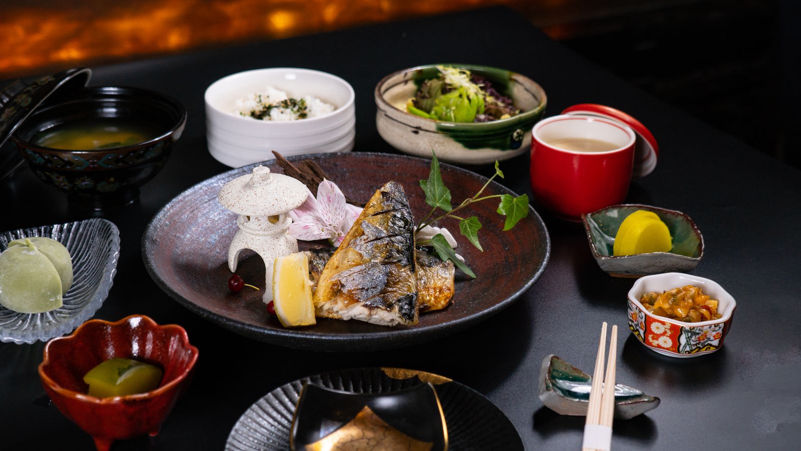 和食の小鉢と焼き魚が並ぶ食卓（イメージ）