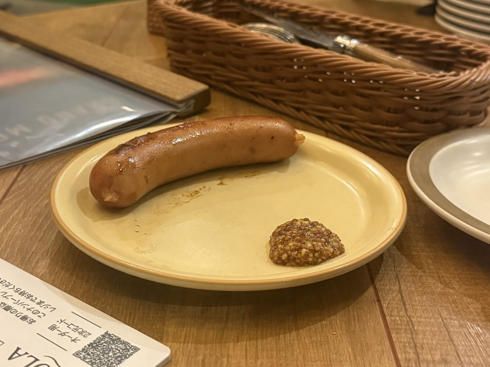 粒マスタードを添えたソーセージ