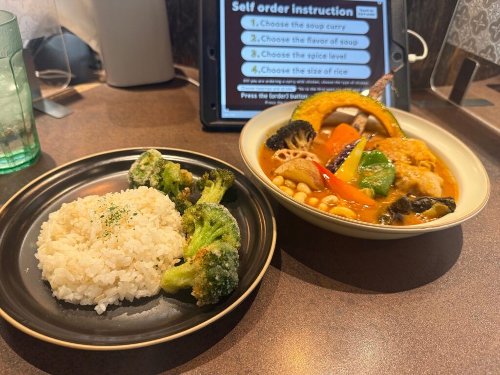 Rojiura Curry SAMURAI.のスープカレーと、揚げブロッコリーを添えたライス