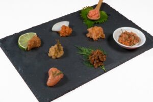 博多の明太子メーカー各社の明太子を並べた食べ比べセット（はかた寿賀や提供画像）